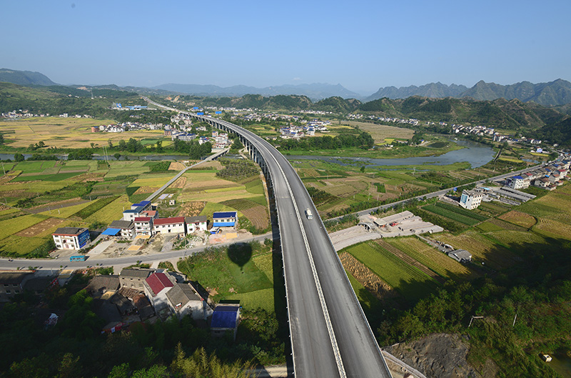 5湖南省张家界至花垣高速公路-(1).jpg