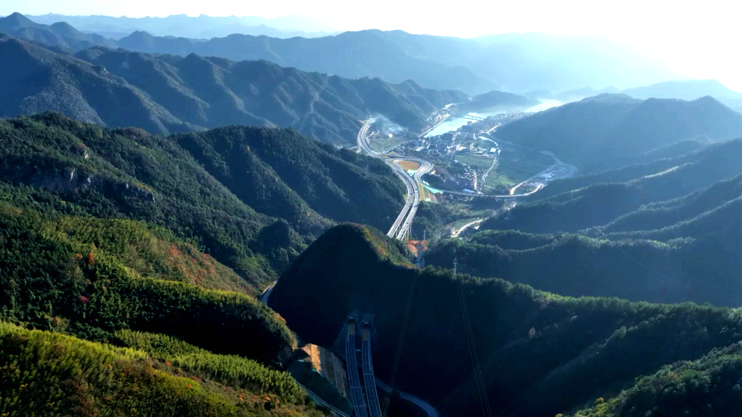 穿山越岭的官新高速.png