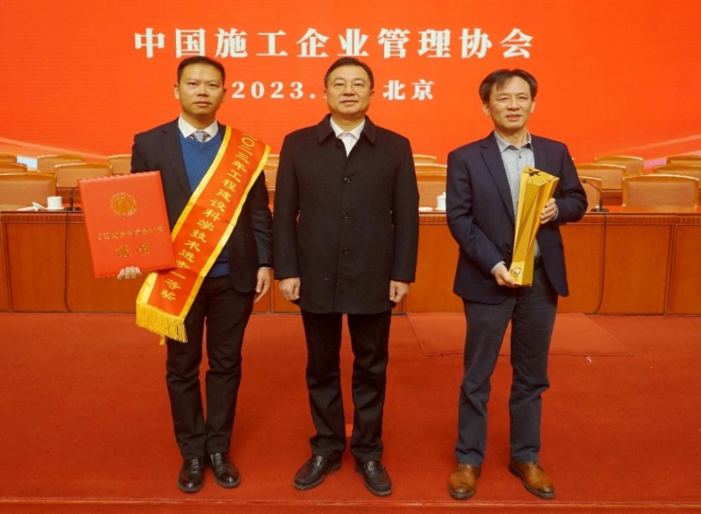 现场领奖.jpg