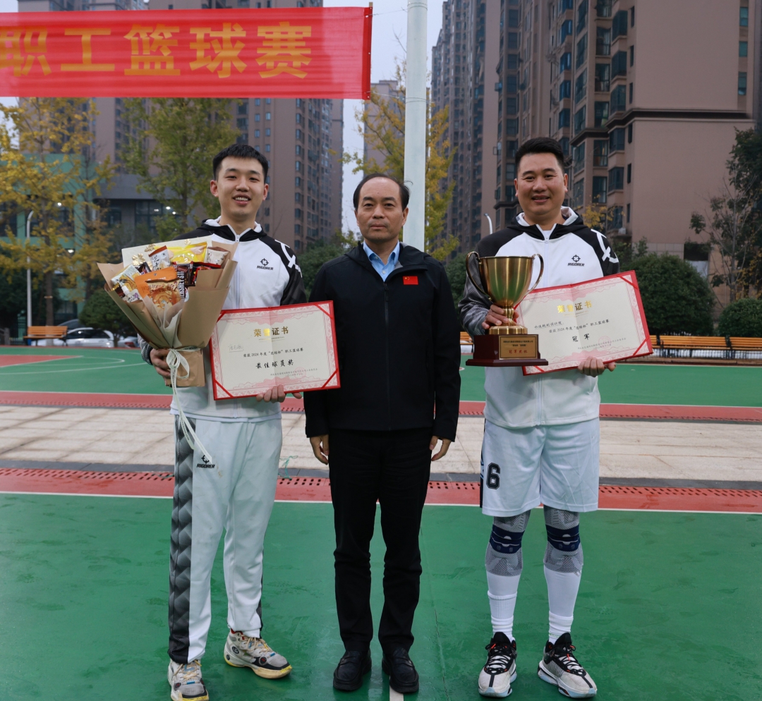 集团董事长舒行钢颁奖.jpg