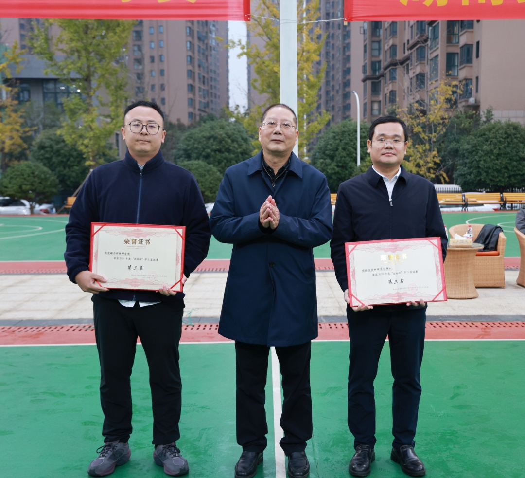 向董颁奖1.jpg