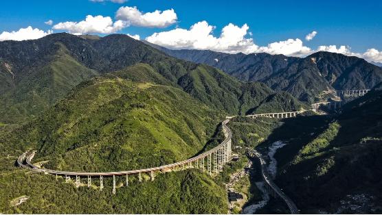 “双螺旋隧道”展线方案的四川雅安至西昌高速公路.jpeg