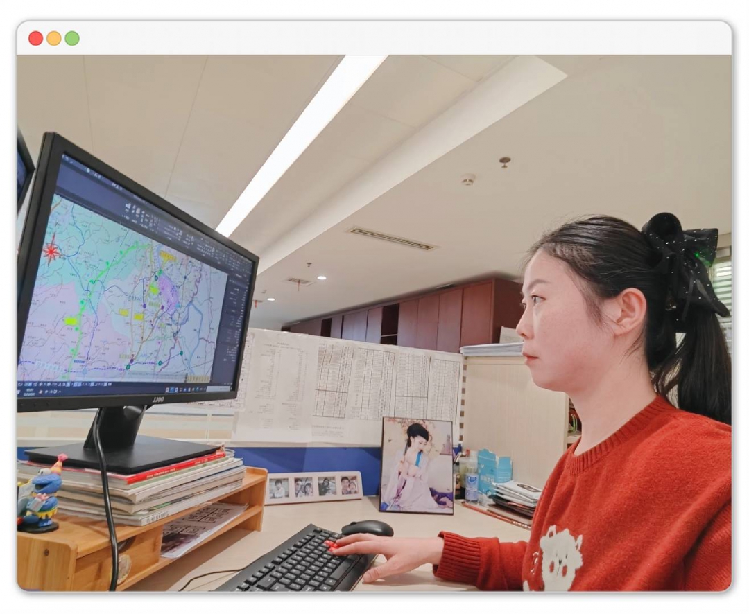 公路事业部 吴钰洋：她以工位为“战场”，以鼠标键盘为“工具”，用女性特有的细致与严谨，在方寸屏幕间绘制公路交通的宏伟蓝图。这抹温暖的“中国红”，不仅是新春的喜庆，更是她扎根岗位、建功立业的赤诚之心，生动诠释了新时代女职工在平凡岗位上创造不平凡业绩的巾帼风采。.jpg